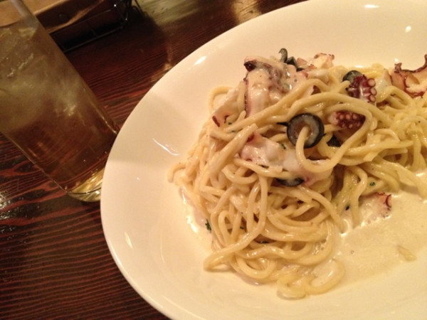 タコとアンチョビのクリームソースを生パスタで。ほかに乾麺のスパゲッティとかペンネも選べる。