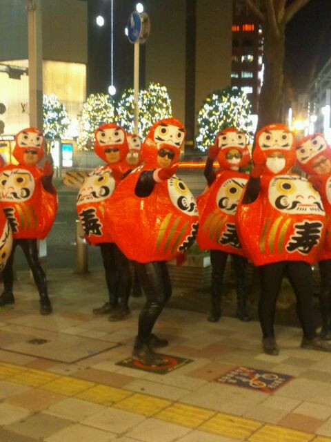 今年、初ダルマ軍団遭遇！ダルマシールもらった(*´ｰ｀*)良いことあるかも。