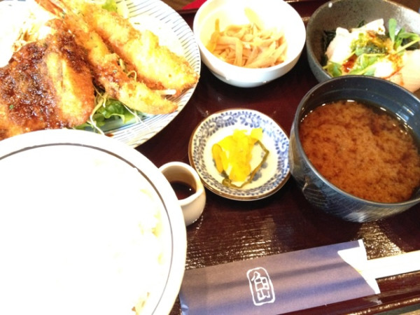 I got lunch. 魚フライとエビフライな定食。