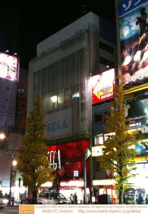 その一方、総武線沿いにあるCLUB SEGAにもビルに工事用の防護ネットが張られ、外装の工事が行われる気配。