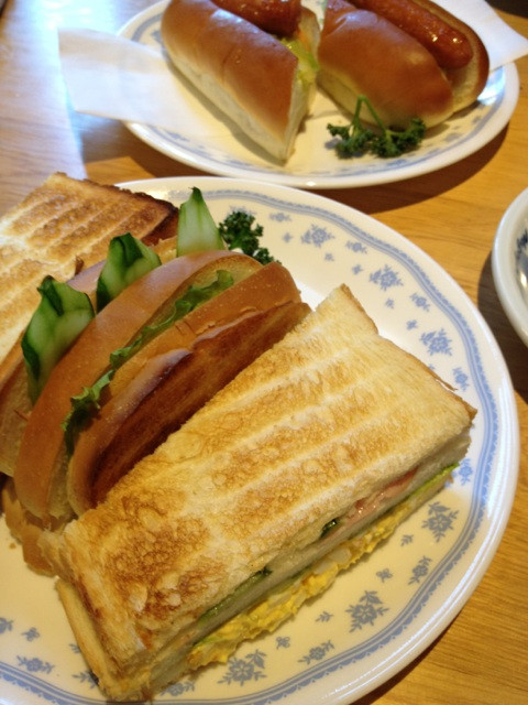 I got sandwitches. コメダ珈琲でサンドイッチとホットドッグ。塩をかけたら昔、学食で食べたすごく塩っからいサンドイッチを思いだした。