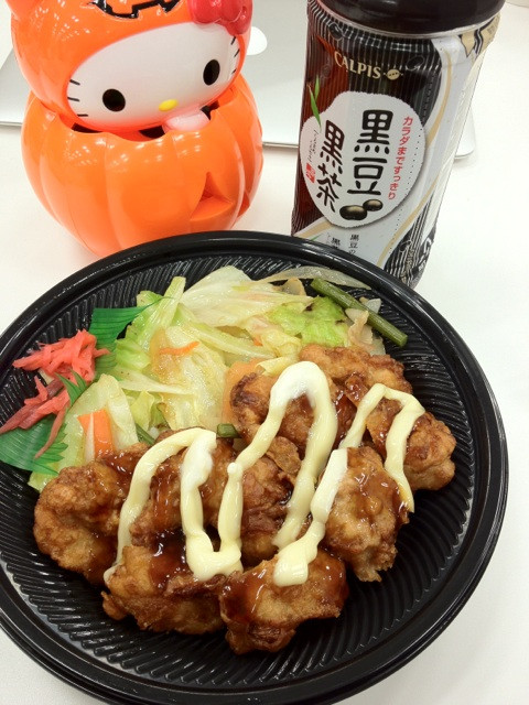 唐揚げ＆肉野菜炒め丼（・∀・） よく見たらニンニクの芽が入ってたりマヨネーズたっぷりだったりしていろいろヘビーだった。。。