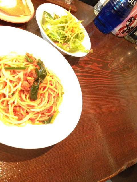 ツナと法蓮草のトマトソースのパスタ。カキのクリームソースも気になったけど。サラダのドレッシングがメツァを思い出させる味。カウンターの木がちょっと赤みがかってていい。
