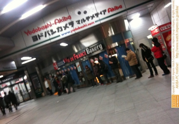 ヨドバシAKIBAの昭和通り口第一エントランスに12人のFF発売待ち行列あり。なぜかシャアのコスプレした人も。