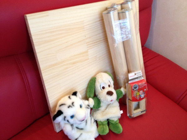 昨日買ってきた板と脚。これで #kodomo 用のテーブル作ってみる。