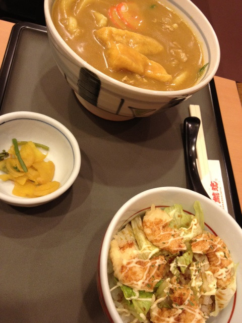 若鯱屋のカレーうどんとミニ小海老天丼。これもいつも食べてるような……ワンパターン。