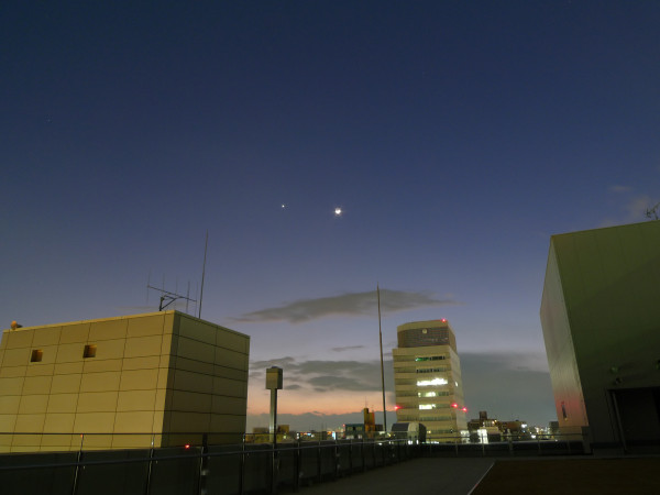 金星と月の続きです。コンパクトカメラを三脚につけて撮った写真です。
