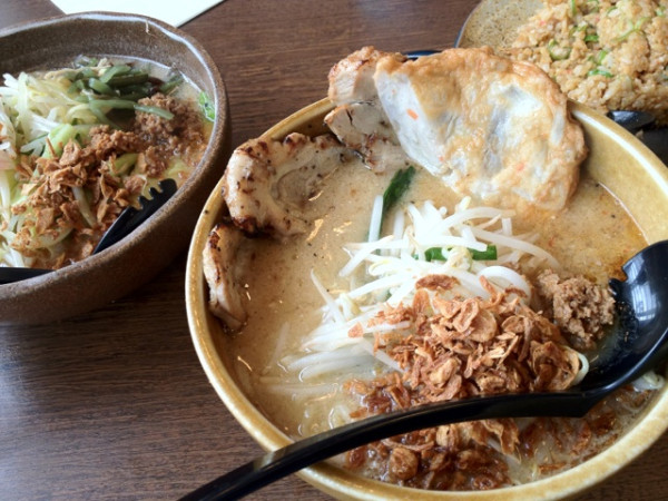 九州麦味噌 味噌漬け炙りチャーシュー麺。信州味噌 野菜ラーメン。思ったほどくどくないけど、ボリューム満点。ご当地食材として野菜の薩摩揚げや山菜が入ってる。炒飯は醤油が効いてる。