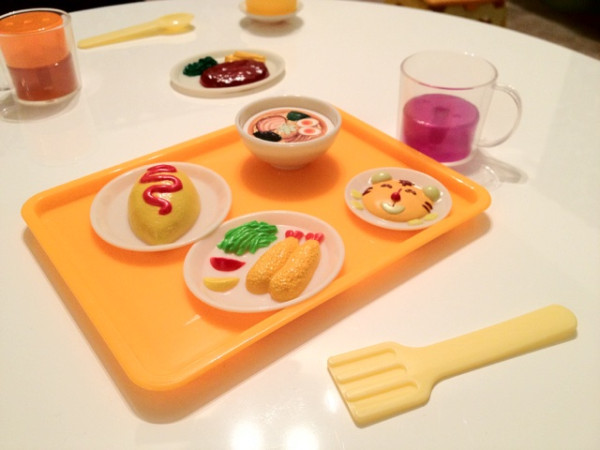 #kodomo とファミレスごっこ。「食べさせて〜」って言ったら #kodomo がフォークとスプーンで食べさせ(る真似をしてく)てくれた。
