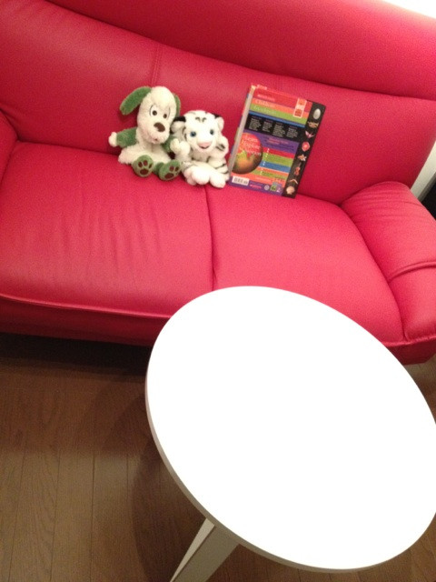 #kodomo 用に買った円テーブルがパソコンやるときのサイドテーブルにちょうどよかったので活用。赤いソファと白いラウンドテーブル。