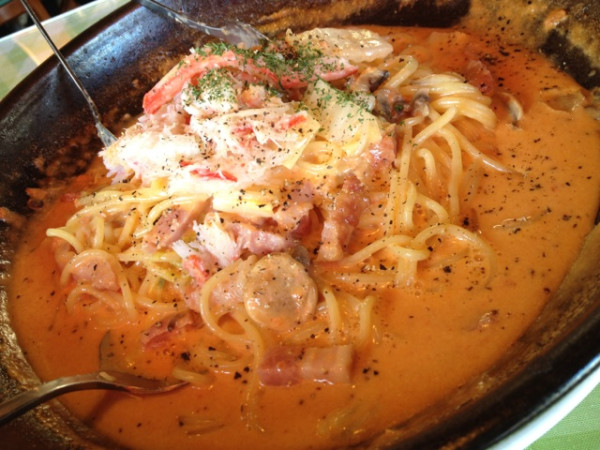 パスタと削ったチーズを和えてから、トマトクリームソースに突っ込んで、卵黄をのせて混ぜる。後から蟹を乗せたり。うまうま。