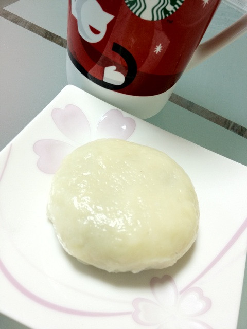 おやつに愛知県小牧市にある藤屋のうす皮まんじゅう（・∀・）  あんこうまい。