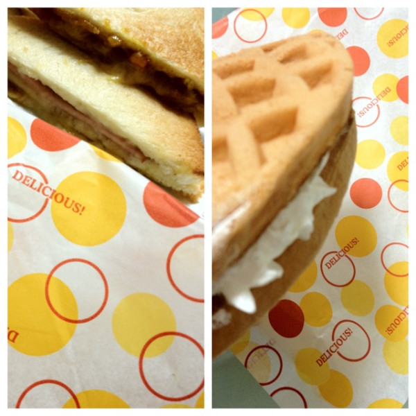 ちょーしょく。デリッシュのカレーチーズパンとアップルレアチーズワッフルとか。