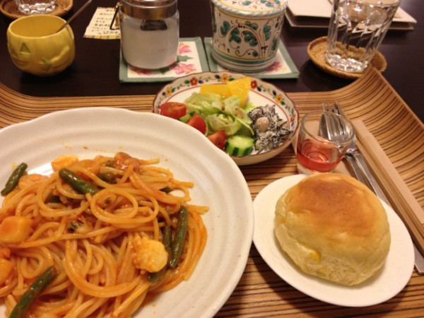 ザクロの食前酢、魚介トマトソースパスタ、手作りパン、サラダに豆(節分だから？)。