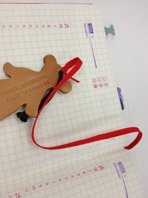 モレスキン方眼にスタンプ押してmy手帳化。楽しいけどけっこうめんどい。日付は右上派なんだけど、ほぼ日手帳の影響で左上。ヒモが短くて使いにくいので、ほぼ日クマのブックマークを付けてみたり。ほぼ日手帳のときはクマさんぜんぜん出番なかったけど。