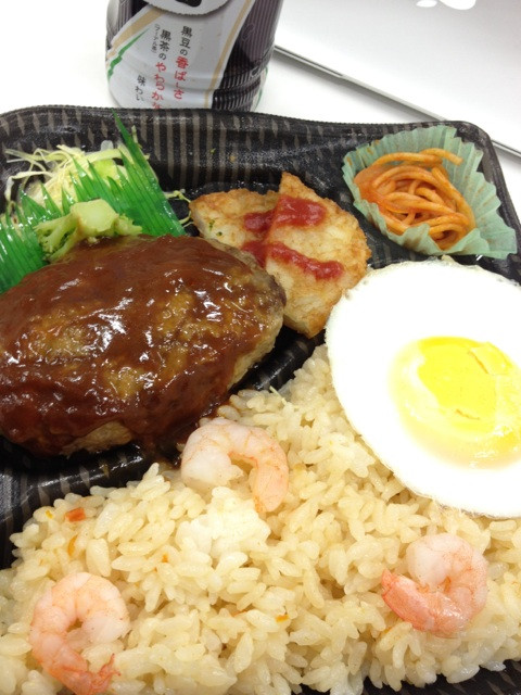 I got lunch. おひるはコンビニで買ってきたハンバーグ＆海老ピラフ弁当（・∀・）