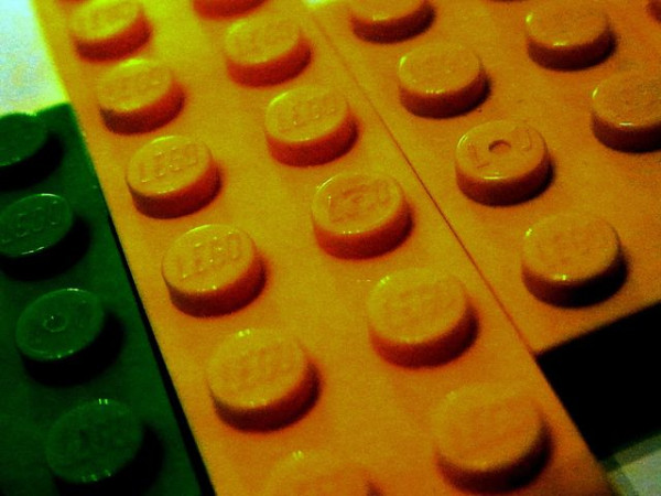 "LEGO" の文字の真ん中がつぶれている突起があったり、"L*O" と真ん中の2文字が最初から無いものがあったり。
