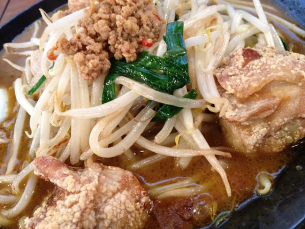 にらもやしカレーらーめん に から揚げをトッピング。