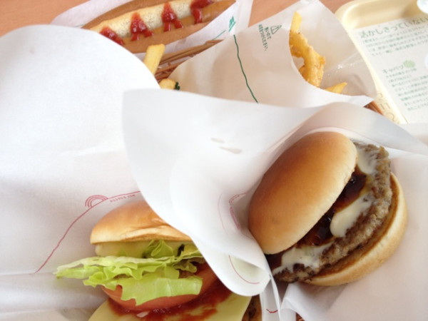 早めのお昼にモスバーガー。3/1から会員サイトの再登録？が必要で登録したけどクーポン3種類しかなくて良いの無いから普通に注文。