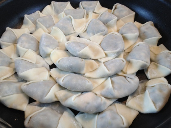 手づくり一口サイズの餃子 (焼く前)