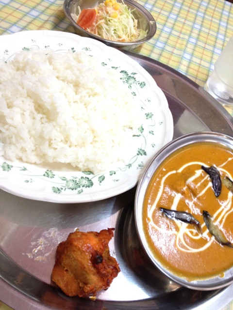 この店ではじめてナンじゃなくてライスにしたかも。茄子とチキンのカレー、タンドリーチキン、サラダ、マンゴージュースなランチセット。