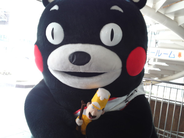 くまモン(＠55kumamon)にうちのレルヒさん(＠TheodorVonLerch)だっこしてもらっちゃった(*^-^*)そして！スキーポーズで踊ってくれたー！ありがとう☆
