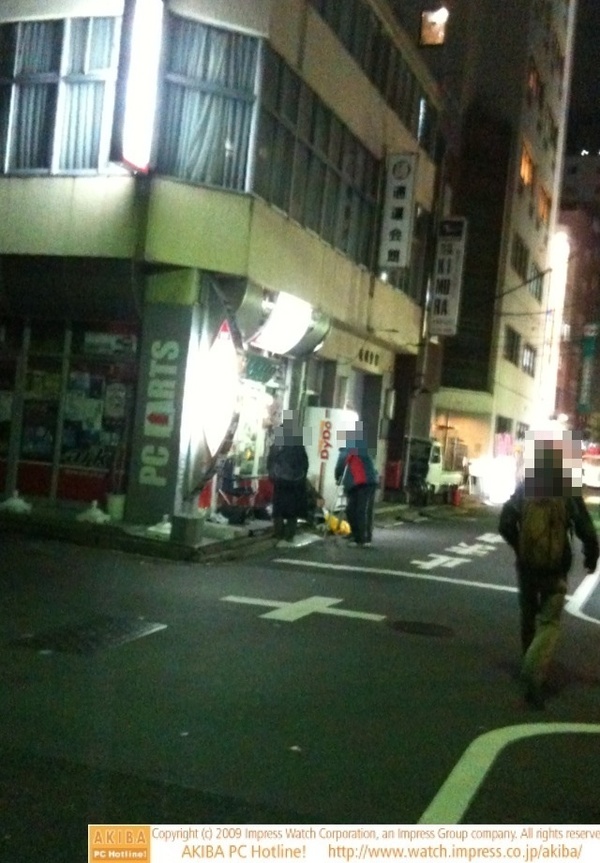 4日の初売りを前にark前には徹夜組数名あり。折り畳みチェアで正面玄関を占拠。