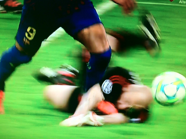 FOTO: ¿Hubo penalti de Abbiati a Alexis?