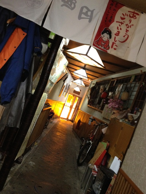 入口に向かって細長い(´Д` )