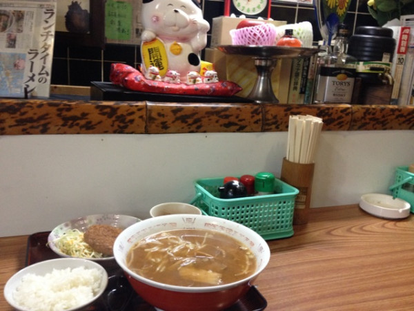 味噌ラーメンにメンチカツのセット。ストレートな麺にもやしがシャキシャキしてうまい。素朴な味。