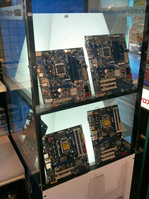 型番に「H55」を含んだ詳細不明のマザー5モデルがTSUKUMO ex.で展示中。Intel製2モデル、ASRock製3モデル。発売時期や、予価は未定。
