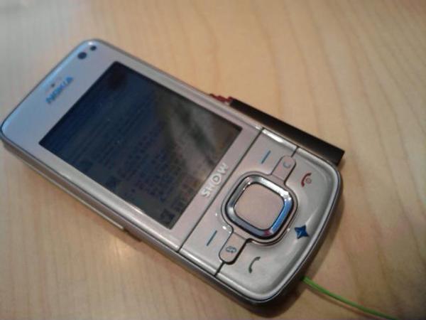 인사이트폰으로 촬영한 Nokia 6210s. 사진기능은 괜찮고, 이제 WM개발하여 들인 돈을 뽑아내야지. (저 휴대폰 번호가 KT회선으로 2개가 됨.)