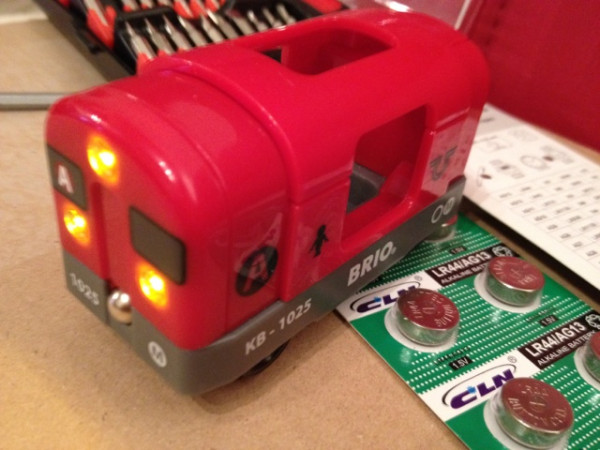 BRIO KB-1025 の電池交換だん。ボタン電池 LR44 が 2個必要。