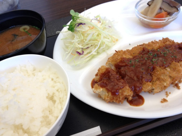ポークカツ ランチうまー（・∀・） ケチャップ系ソース。