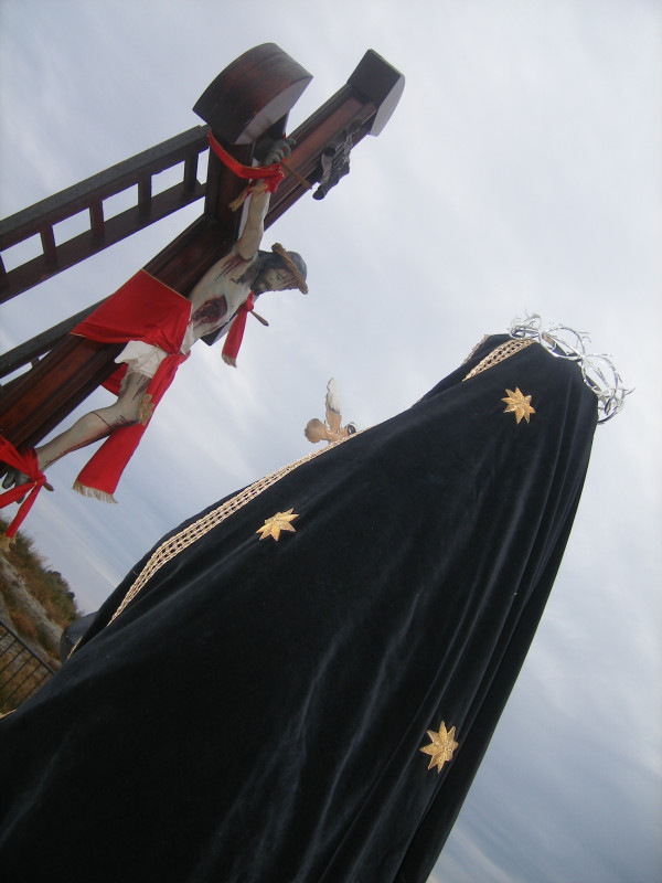L'Addolorata e Gesù in croce @ calvario del Venerdì santo di Siculiana. http://adf.ly/72blD