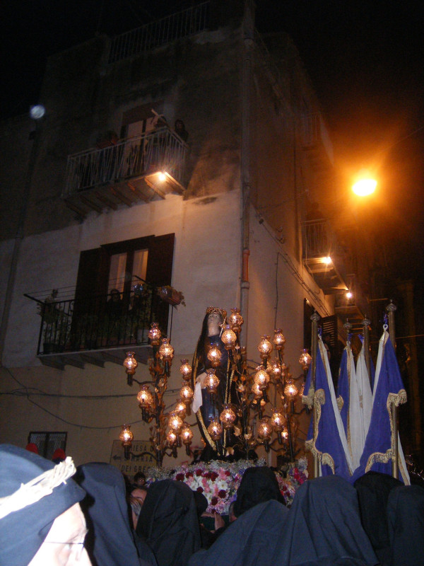 L'Addolorata fra le chiese dell'Itria e di Santa Maria dei Greci @ Venerdì santo di Agrigento. http://adf.ly/72tMn