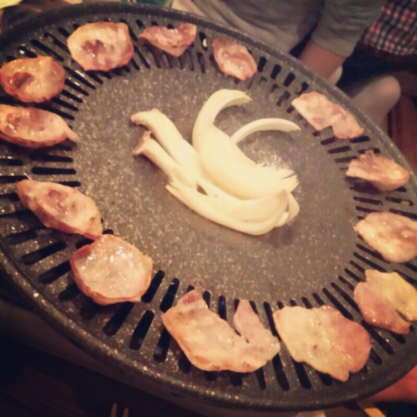 아후...배 터질거같에! ㅋㅋ 오늘 잠 잘오겠네~ サムギョプサル 美味しかった！*^^* おなかいっぱい~~~mmmmm.....I'm so full right now haha