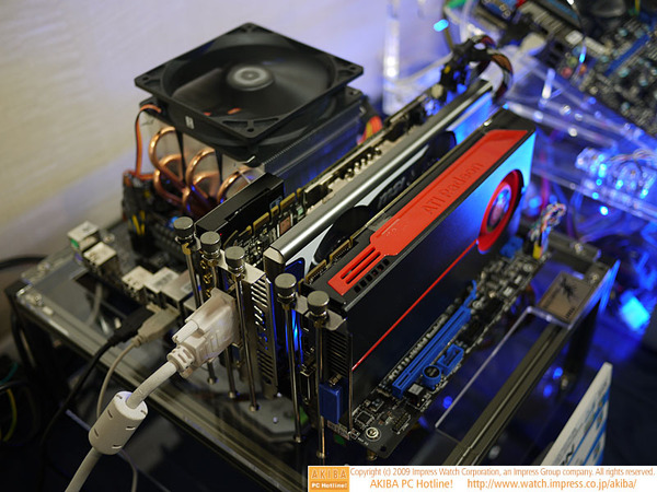 ATIとNVIDIAのカードが同時に動作しているデモ。