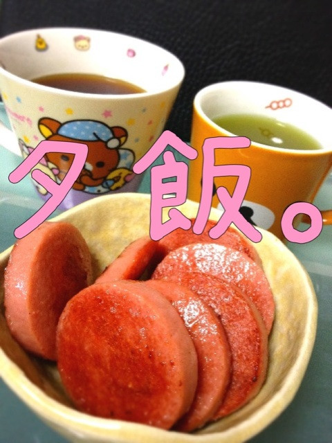 夕飯。ボロニアソーセージだけじゃなくて野菜も焼けばよかったと思ったけど後の祭り。野菜ジュースを足して済ます。いつもどおり黒烏龍茶もスタンバイ。