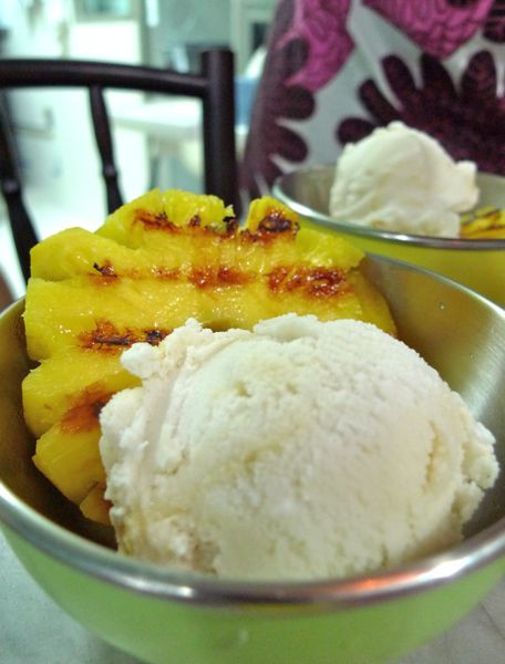 Yes, coconut ice-cream apparently goes great with grilled pineapple. (But me not fond of coconut leh. Grrrrrrrr.)