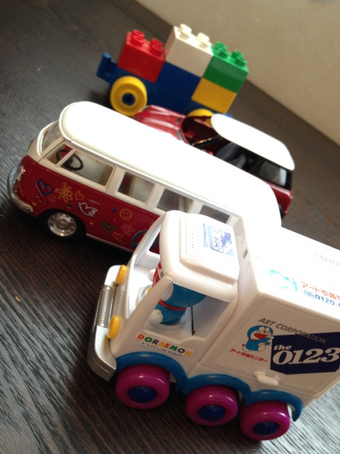 ウチにある車のオモチャだと大きくてこのコースの道路に入らない。トミカいくつか買うかなー。