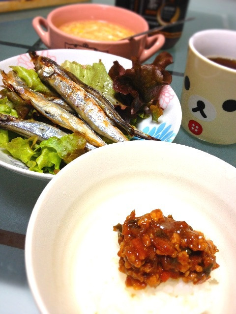 ゆうはーん（・∀・）。肉味噌、ししゃもサラダ、卵とコーンのスープ。