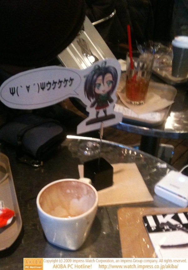 Ikinaポストカード配布の目印はリナックスカフェの店先円卓のこのスタンドPOP。
