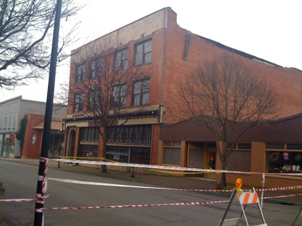 Old Lazio bldg red-tagged, street blocked off. Does not look promising for that bldg.