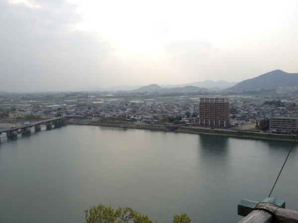 犬山城の天守閣は土足禁止。最上階の外は足元滑るし、足がすくむわー（・∀・）