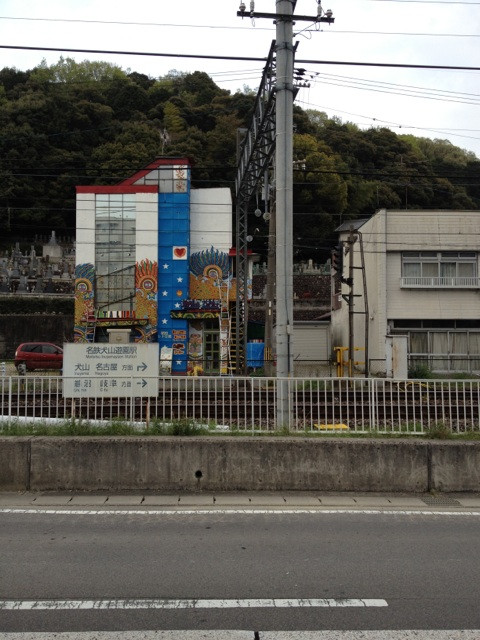 なんだろうこの建物……