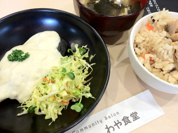 鮭のクリームソースと貝ごはん。あと、惣菜はビュッフェ形式でけっこう種類あっていい感じ。