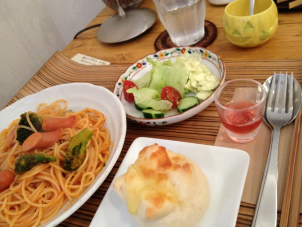 トマトソースのパスタ、チーズパン、食前酢、サラダ(*^_^*)
