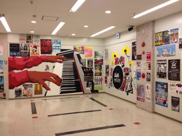 東山ビル地下一階。