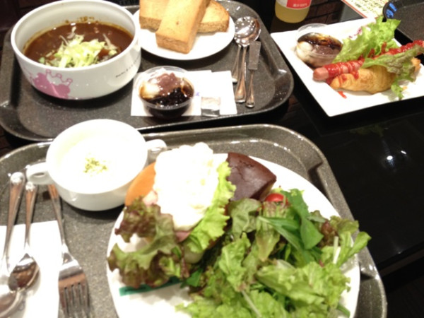 ビーフシチューとかクロワッサンとかはらいぱーい（・∀・）